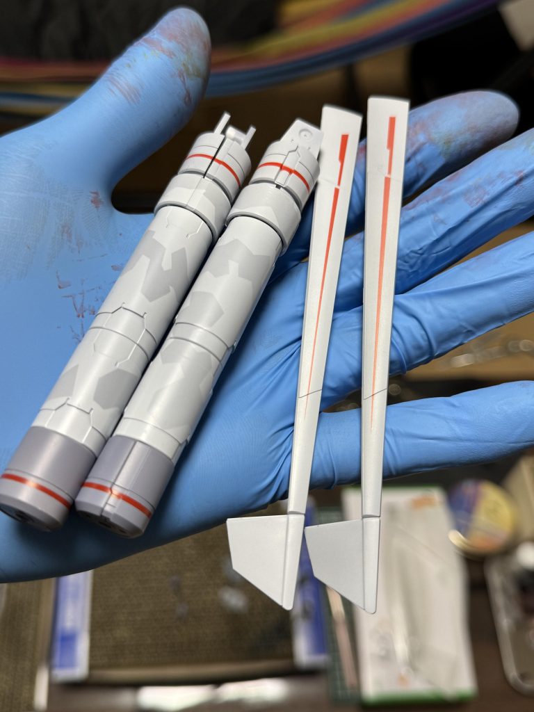 ウイングとプロペラントタンクはスプリッター迷彩を採用。コーションラインはナスカのフレイムレッド。