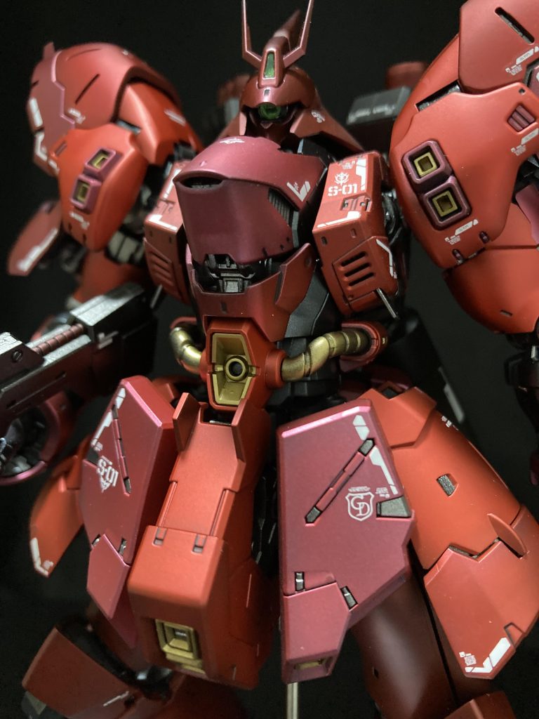 なんせ時間がなかったので、バイザー(モノアイカバー?)無しにする加工だけしています。モノアイと額のセンサーは蛍光のクリアグリーンで塗装したので、ブラックライトで光ります。