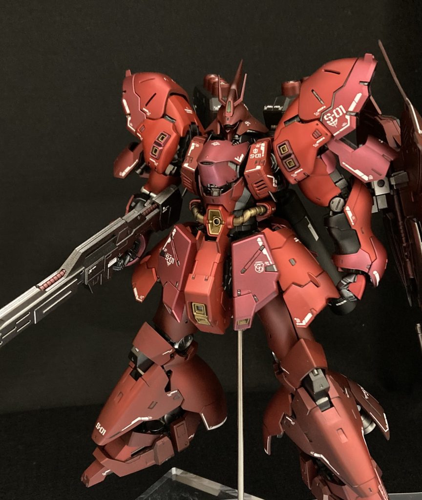 赤はガイアのプレミアムレッドとクレオスのクリアルージュで濃い赤と薄い赤を塗り分けてみました。フレームはどうせほとんど見えんだろうと思って、適当なメタリック色を数種類使って塗装しました。