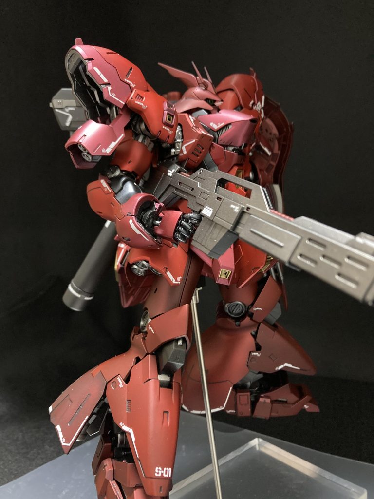 赤はマットキャンディです。パーツが多いので、上半身と下半身を分けて塗装したんですが、色味が全然違う…。反射層の塗装具合で発色がこんなに違うとは思わなんだ…。勉強になりました。