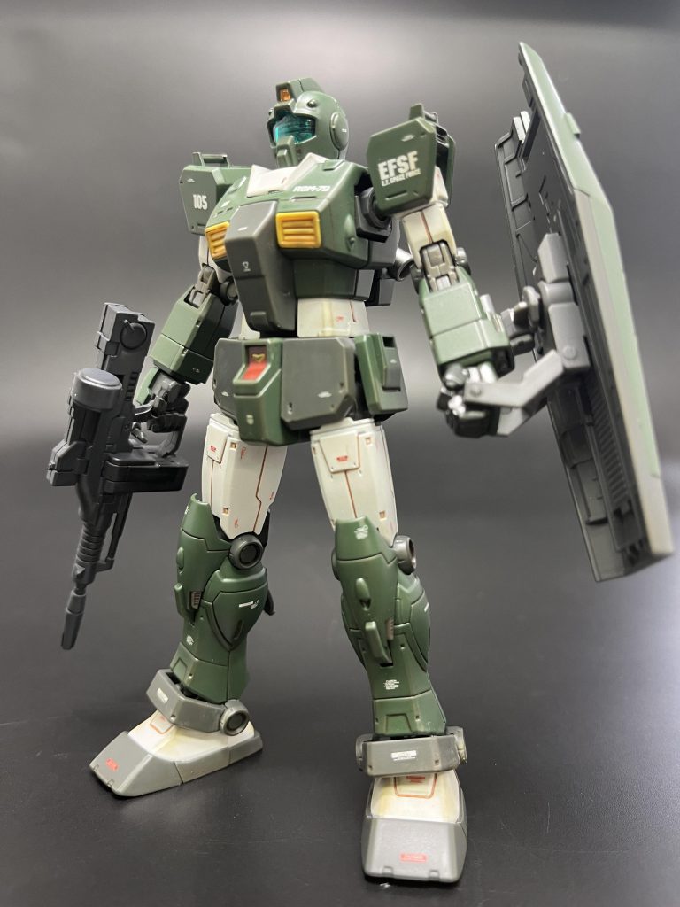 もともとディテールが細かく、関節の可動も優秀なキットなので、細工はほぼしてません。唯一、右手の人差し指が手の甲にくっついてるのが気に入らなかったので、システムウェポン付属のハンドパーツを使いました。まぁマニピュレーターもパイロットの好みとかあるだろうという事で😅
