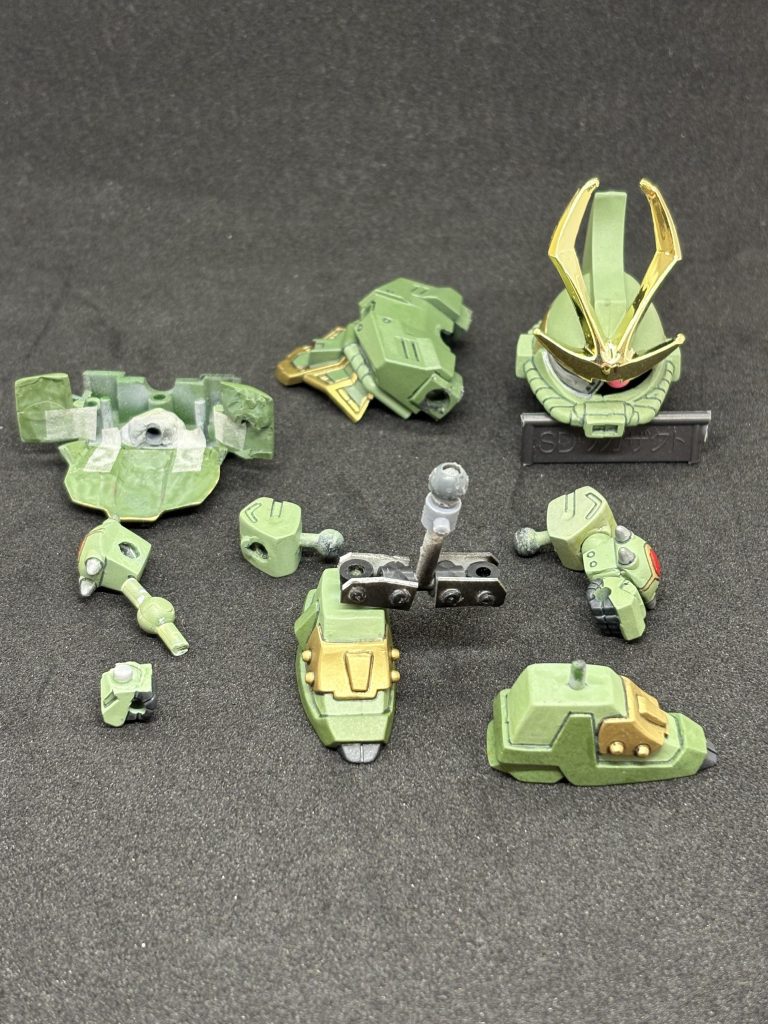 内部構造。背中にディスプレイ用のポリキャップ。同時期の武者に比べてひと回り体が大きいため、可動の組み込みは苦労せず。