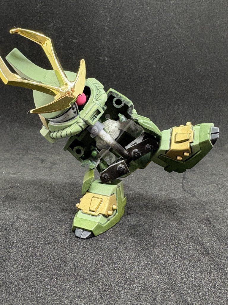 今回もプラバンとポリキャップ、ランナーで骨組み。足蹴りが可能になりました。