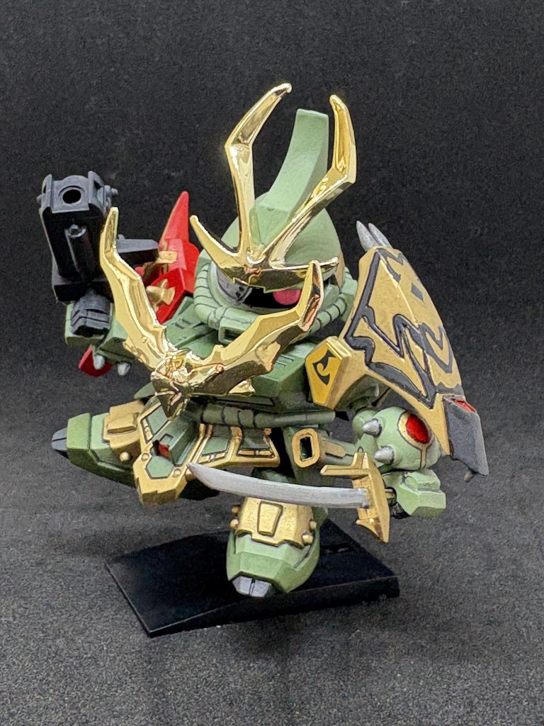 闇のヨロイ(胸の金メッキパーツ)が可動を邪魔します…。