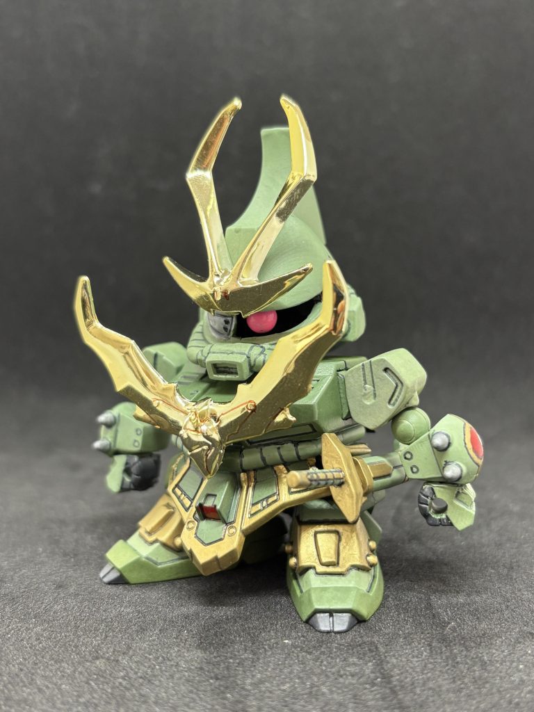 モノアイ部分はくり抜いて、内部を黒塗装。関節技球体ジョイントの先にモノアイをつけて若干動かせるようにしています。頭が前方に出過ぎと感じたので、首の接続部を3ミリほど後ろにしました。