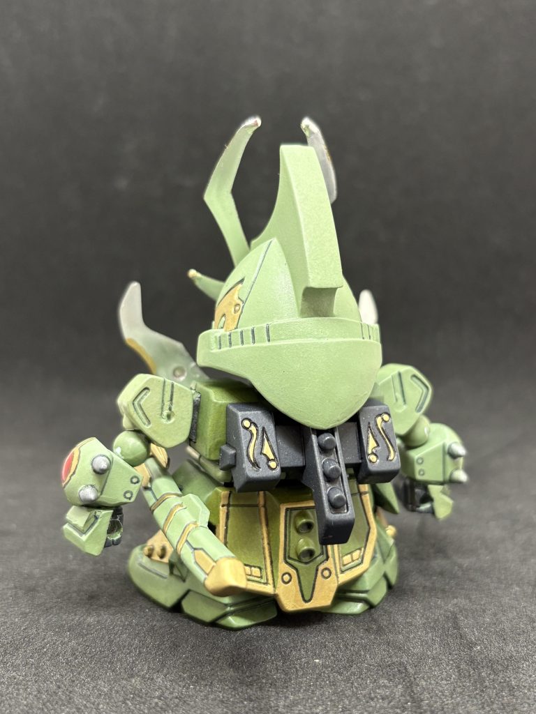 塗装はガンダムマーカーエアシステム。ザクライトグリーンが明る過ぎたので、黒サフにしました。つや消しトップコートで仕上げ。腕の赤い丸はモールドがなかったため、マスキングテープを穴あけポンチで開け丸マスキングを作成。塗装にひと手間。