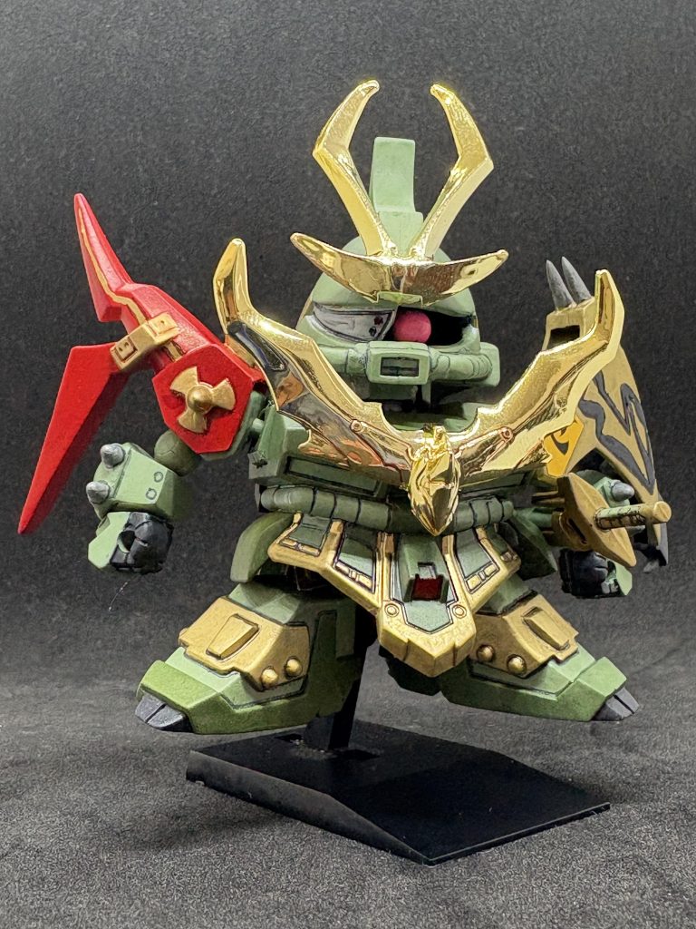 あおりショット。モノアイがもう少し下に来るとなお良いのですが…