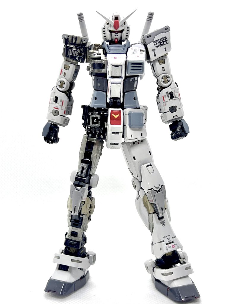 フレーム半開き。正面直立。腕もフレーム開きしたかったのですが割れるのが怖くて諦めました。実は撮影時も何個か部品が割れてまして。オーダー中です。