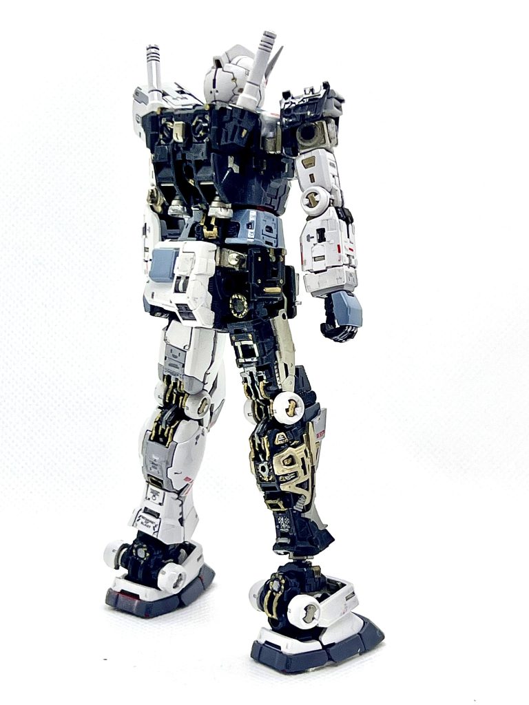皆さんがおっしゃってる通り、このキットは脚部背面が売りですよねバンダイもやはり「ダム」に重点を置いてる証拠ですね