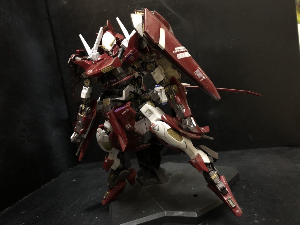 ガンダムスローネドライスローネの3号機。戦闘支援を目的とした機体で、広範囲にGN粒子を展開するGNステルスフィールドは、この機体だけが持つ強力な能力。GNシールドポッドは内部に各種ミサイルや予備のビームサーベルなど、作戦目的に応じた装備を収納できる。