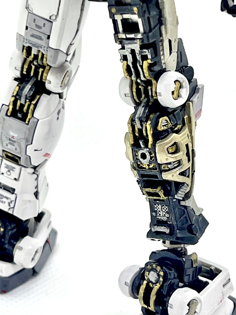 フレーム半開き。この脚部だけで二杯は飲めます。ガンダムの「ダム」ですからね(トニー理論)