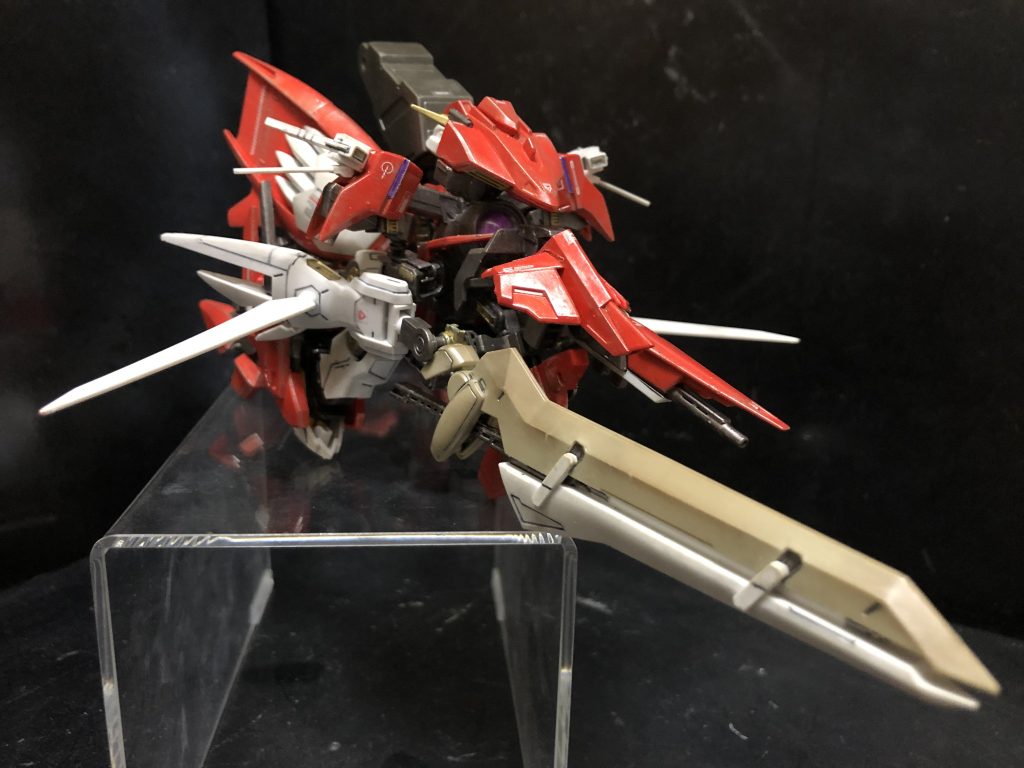 可変形態。GNソードが目立ちますね〜。3号機を先に作ったのですが、構造が同じだった為、あっという間に制作できました。作った記憶があんまりありませんw
