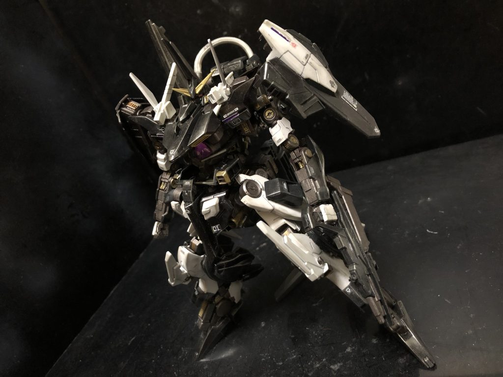 ガンダムスローネアインソレスタルビーイングのセカンドチームのガンダム。スローネの1号機。アイン、ツヴァイ、ドライの三機は同一の機体をカスタム化したもので、スローネの1号機であるアインは、特にハイパワー長距離砲撃を得意とする。擬似GNドライヴを使用しており、活動時間には限界がある。