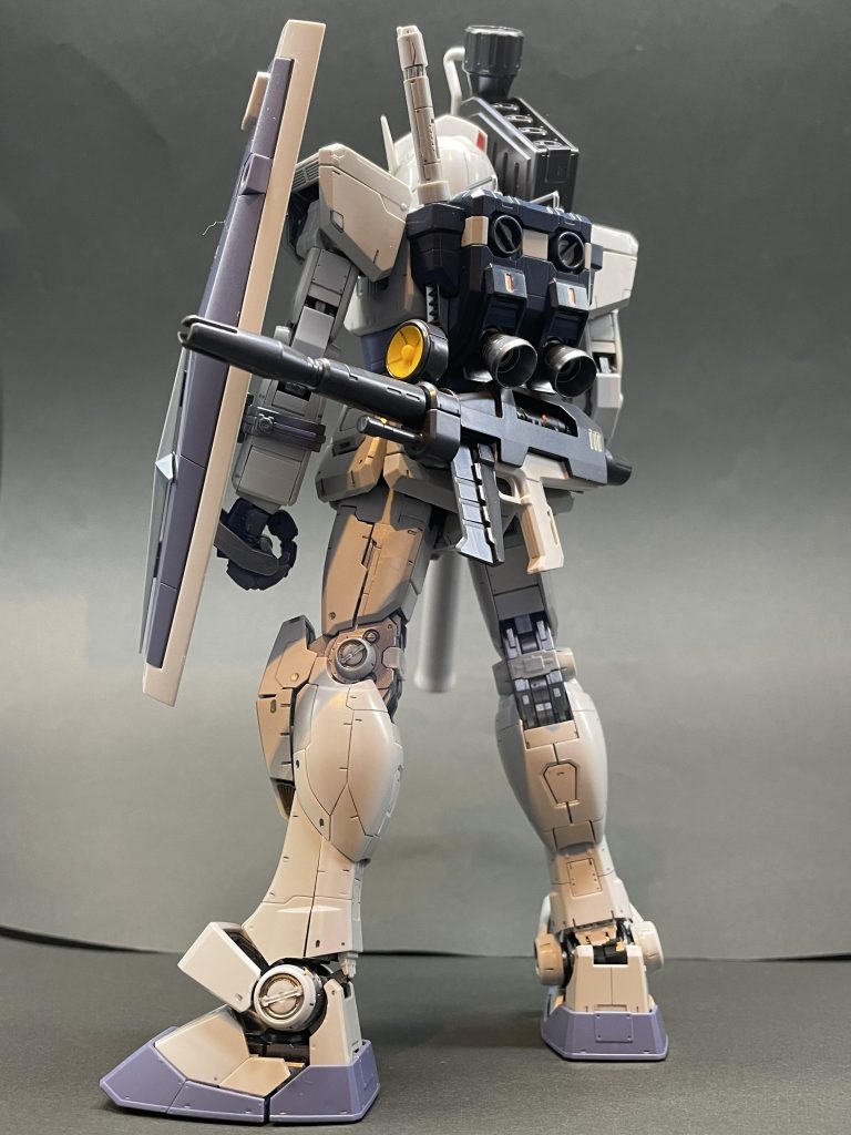 RGの1/100版のようなキットで、ふにゃふにゃしているというか、締まらない感じがしました。その分キモチワルイぐらい可動します😅