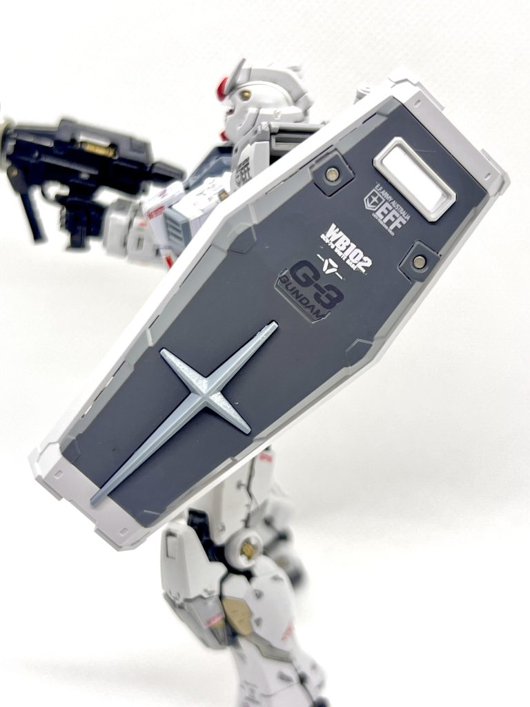 G-3ガンダムにしようと思ってなかったんですけど、デカールあったので貼ってみようかなーって貼っちゃったのでG-3ってことになりましたね。こんな白いのにG-3って言ってる人あんまり居ないですよね。どっちかというとロールアウトカラーってやつですかね。まあ公式もプロトタイプがあの色でロールアウトが真っ白って設定ガバガバなので良い事にしました。