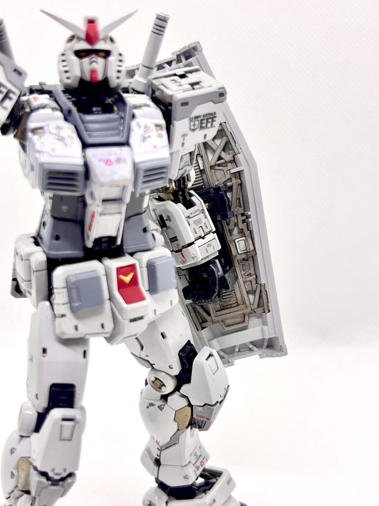 シールド内側も軽金属っぽいフレームだったので軽めのシルバー。