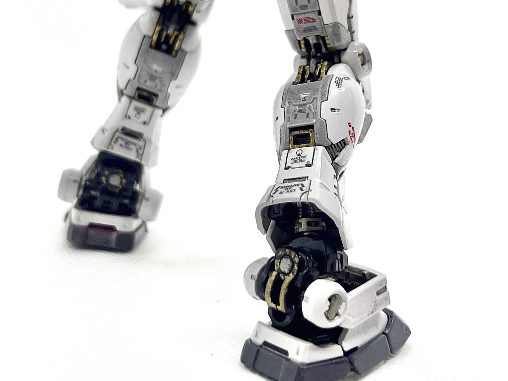 足首と股関節のこの意匠、鋳造物のイメージなんだよなあって思って筆塗りでゴテッとさせてみたり。でも老眼でボルトの頭とおもわしき点々を正確に塗料乗せられず。