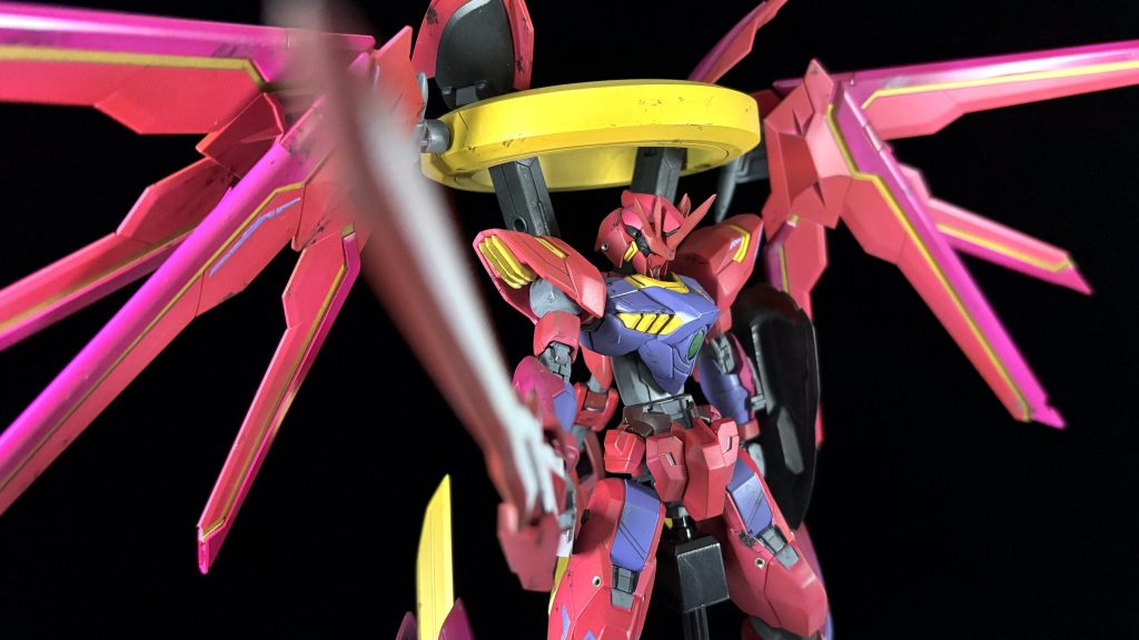 腰のパーツは「HGガンダムキャリバーン」を使用しています✨「プレミアムパーツコレクション」のボールジョイントでレギルス胴体と固定しています！各所に金属パーツを埋め込んでいます