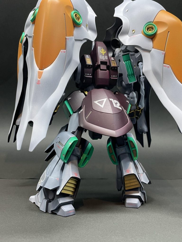 バックショット12はあえての12です。クシャトリア単体でのデカールがあれば良かったのですが、持ち合わせの色々なデカールを使用しています。ジオンマークはハマーンジオンを使用。