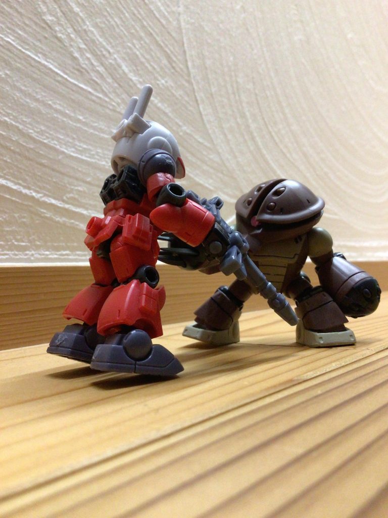 ズゴック風にジムっぽいガンキャノンを倒すアッガイ