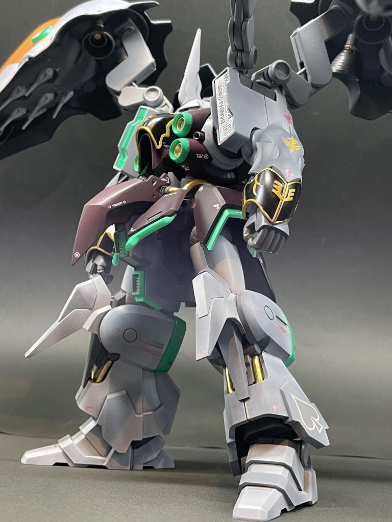 煽りショット左脚のジオン伝統?のスペードマークが気に入ってます😆白部分は、下地は黒サフ、青っぽくしたかったので、ホワイトに少量の緑を加えてグラデーションっぽく塗装しました。スタイン感がでておりますでしょうか?