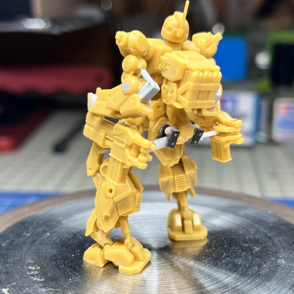 なんだか知らんうちにGW後半になってますね。ようやくザクキャノンのポージングの目処がつきました。肘・膝はそこまで苦戦しませんでしたが、案の定ミニガン保持アームは難航しました。グリップを持つ手首から保持アームの基部となる尻部までの角度・距離を算出するのは現実的ではなかったんで、とりあえずアームを可動化。0.5mm真鍮線をメインウェポンにして、1mmプラ棒側面に0.5mm穴を空けたり2mmプラ棒を1mm穴の空いたパイプにしたり、あーだこーだしたりして、なんとか帳尻を合わせました。疲れた！！（3枚目）