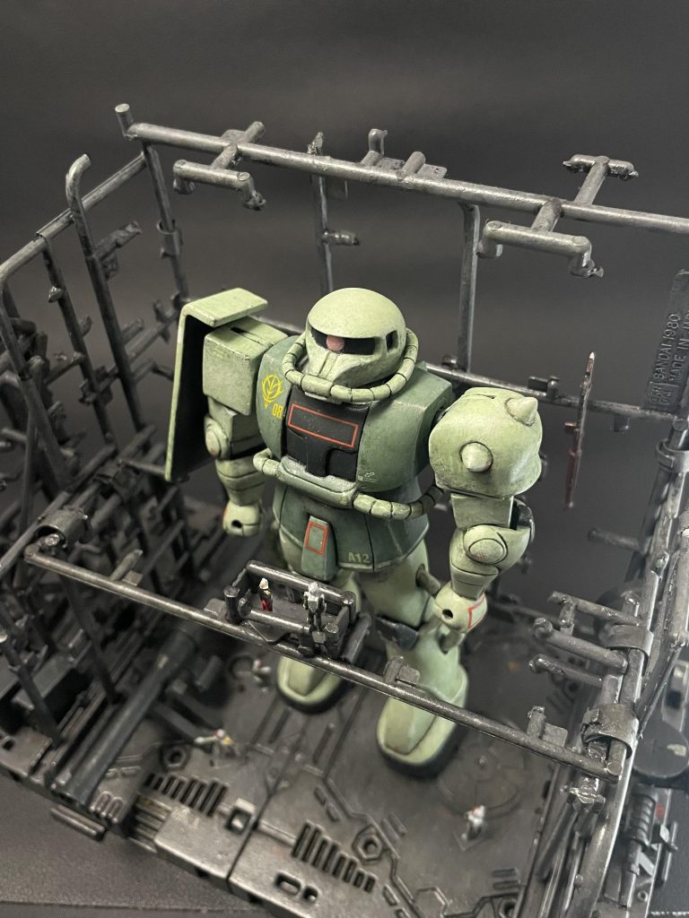 こちら追記になります。黄緑:よもぎ色+ホワイト緑:モスグリーン+ガンタンクボツにした紺色黒:ネイビーブルーデカール貼って半光沢。仕上げにウェザリングカラーのグリーン、ブルー、ブラウン使用。墨入れ塗料のダークブラウンとブラックも使用。最後に艶消しトップコート。ハンガーベースは半光沢。