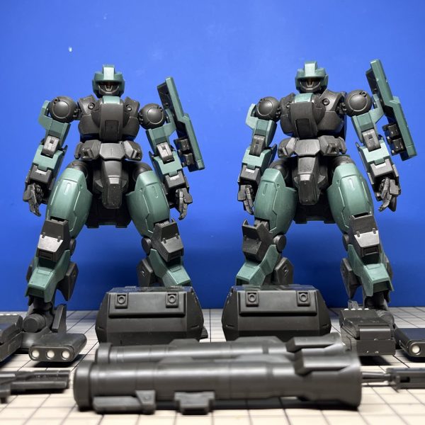 水星の魔女に登場した機体の中でトップクラスに好きなデスルター、始めました。RG→アーティファクト→アーティファクト(未完成)と細かいのが続いているのでちょっと疲れちゃいまして。今回は大味で、ざっくりミキシングをしていこうと思います。初手はスタイル変更から。右が改修前、左が改修後。胴部2mm延長、足首付け根2mm短縮。旧型機なのでスタイリッシュじゃない方が好ましいし、なんとなく漂う少年っぽさも維持したい。そんな理由付きの胴長短足化です。（1枚目）