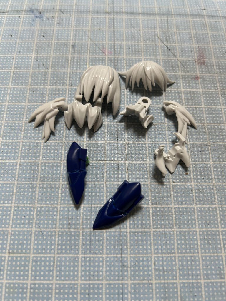 作成過程猫耳は、旧ウイングガンダムゼロカスタム1/144のサイドアーマーをぶった斬って作成しました。