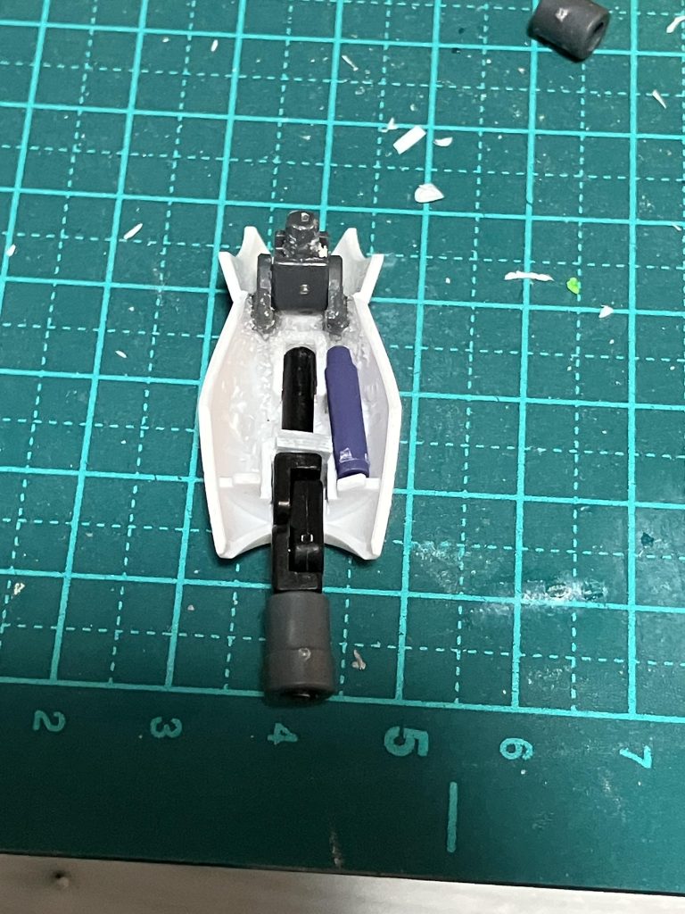 隠し腕兼サーベルラックです。ウェーブのジョイントを使い引き出しギミックができました。