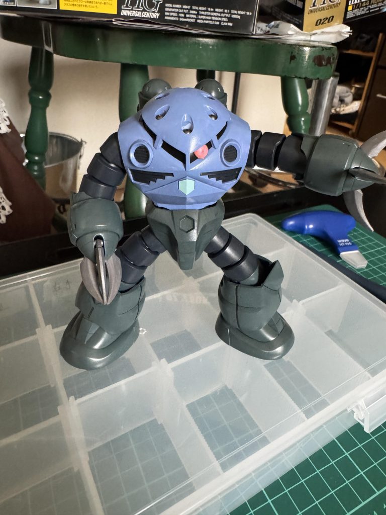 お気づきの通り、モノアイを色気付いた別売りクリアパーツにしたは良いが、サイズミスってちょいはみ出してます。笑