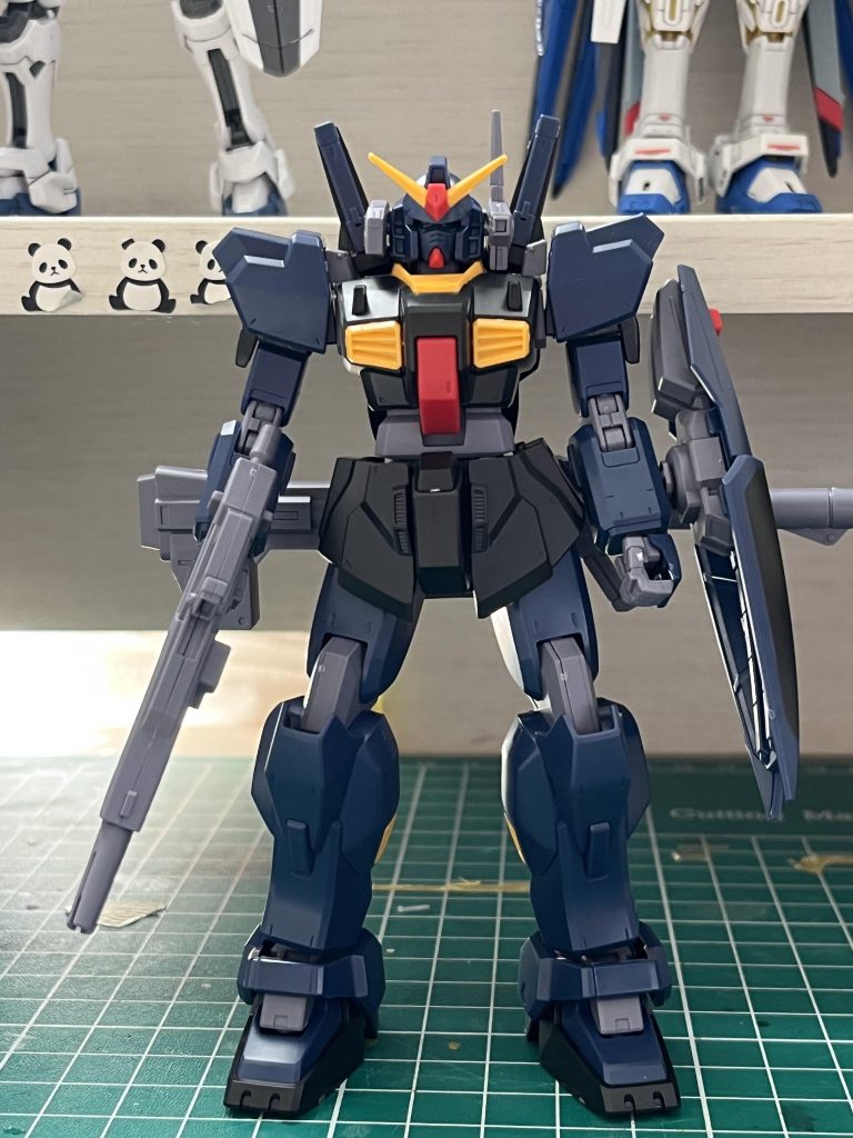 素組みこれはこれで十分カッコイイですね。足の裏、バルカンポッドなどに肉抜きが出ますが、目立たないのであんまり頑張って埋めなくても良かったかもです。