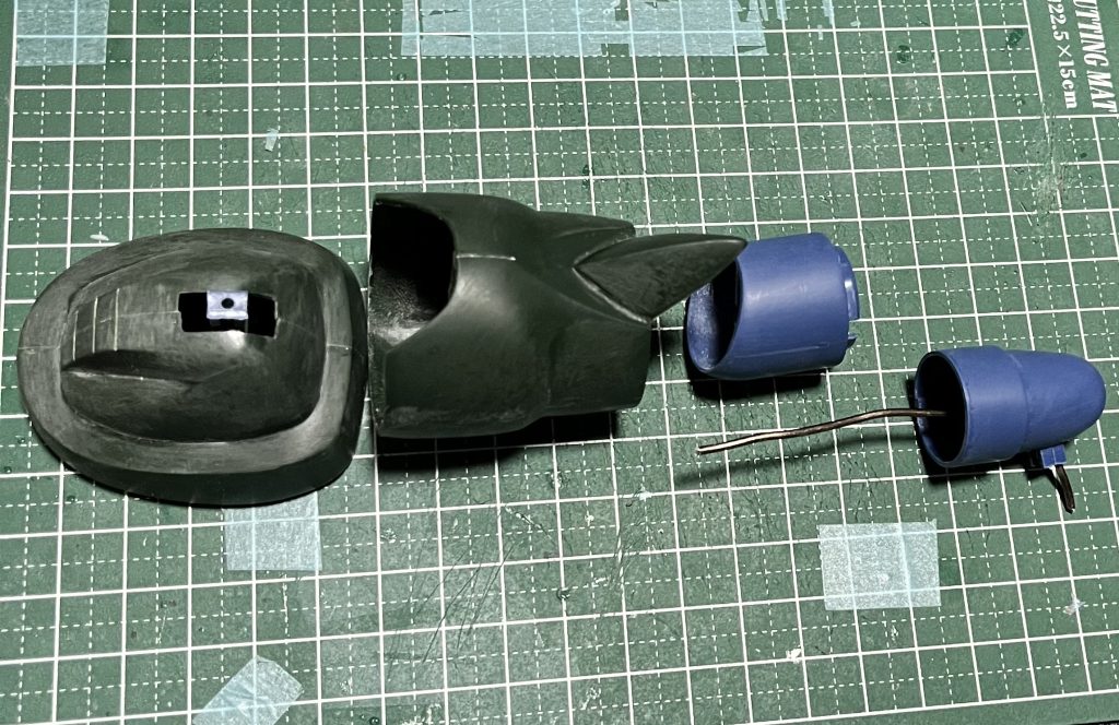 関節を全部取っ払って中にプラ板を仕込んでアルミ線で繋ぎました。