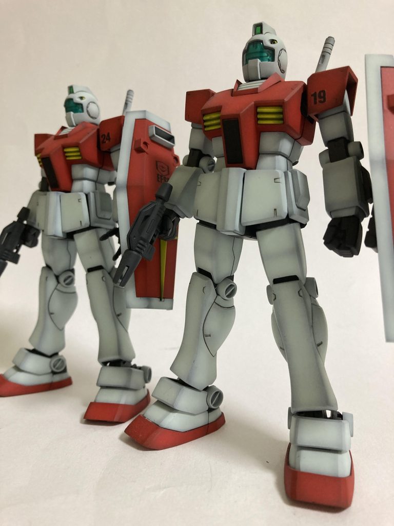 定番の手首カバー自作肩はガンダムと同じく取付軸を加工して、いかり肩になるよう調整肩アーマーの角を削り、胴体との高さの違和感を解消しました