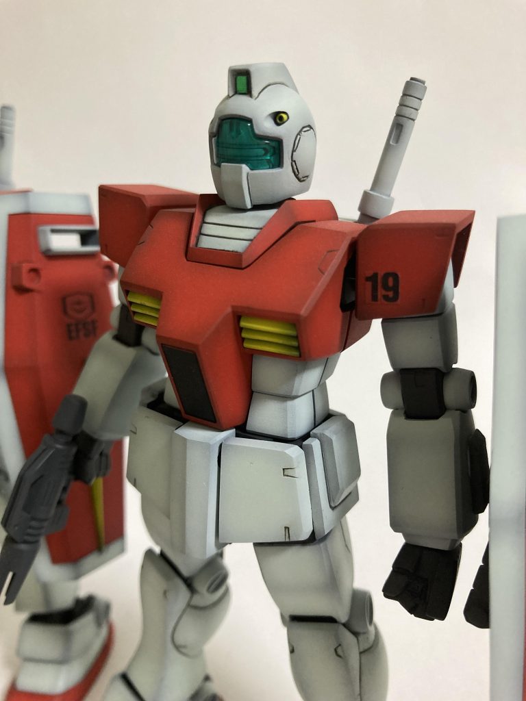 GMとガンダムでは頭部の取付高さが異なり、ガンダムの胴体にGM頭を乗せると違和感が出ます。高さ調整して元のGMキットより少し高めに頭部を取付しています
