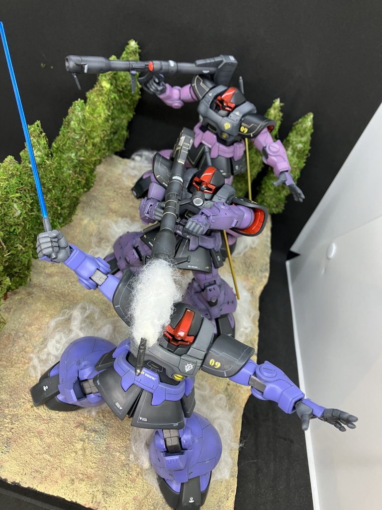 ガンダムに向かってジェットストリームアタックを仕掛けてる所をイメージしています。