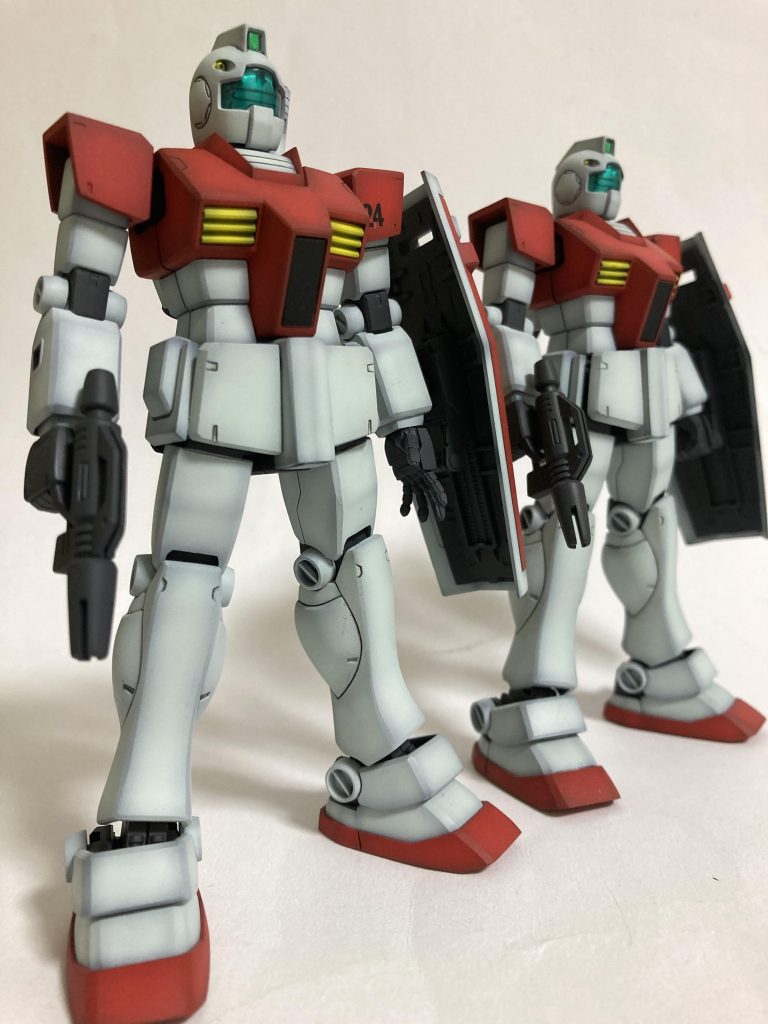 2体同時に作成したため、ガンダムとGMのキット(それぞれ×2)で作業机がいっぱいになり、部品管理が大変でした…