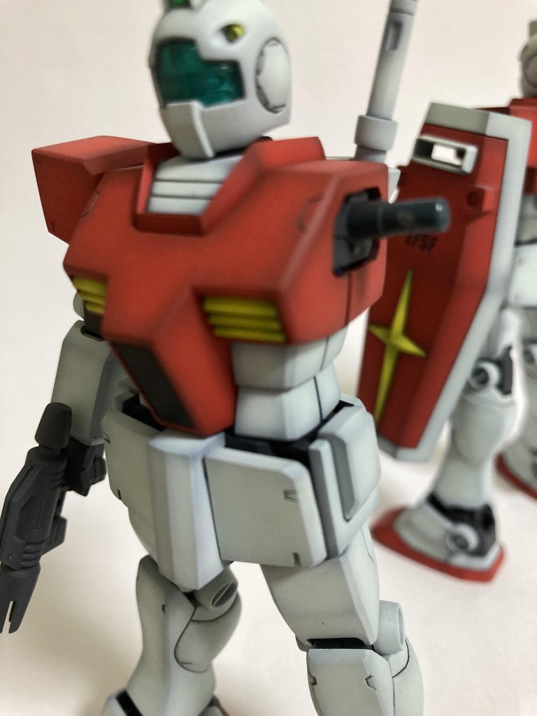 上半身はほぼガンダムコクピットの形状をGMの仕様に改造しています本体側の内部を少し加工するだけで、簡単にいかり肩に出来ます