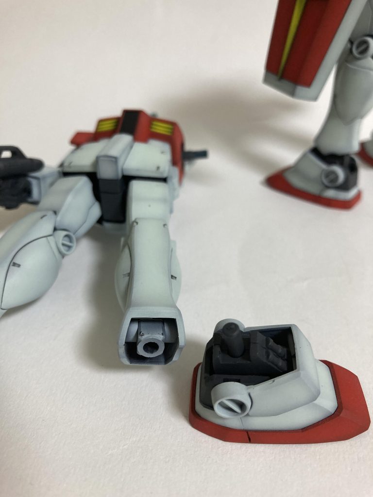 GMの脚の足首を切り離してガンダムの足首を移植しています