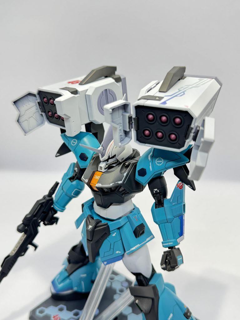 横アングルミサイルコンテナはキャバリアーのパーツを流用。接続部に4箇所穴があるので、穴を隠すためパーツを自作しています(上面の黒い部分)