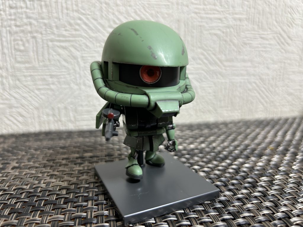 Hアイズに交換してみました(zaku-kao2)鳥目みたいで怖いかも(zaku-kao4)