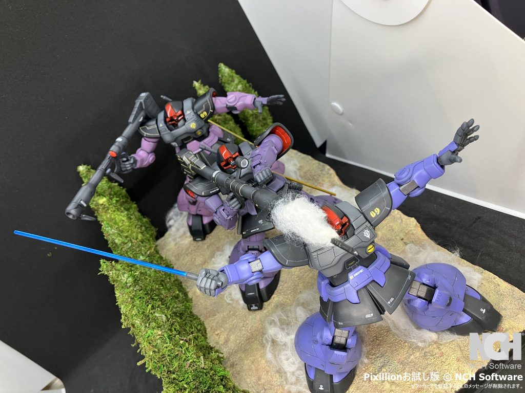 木は竹櫛にスポンジを差し、ハサミで成形し、百均に売っているグリーンモスを細かくした物をボンドでくっつけただけです。