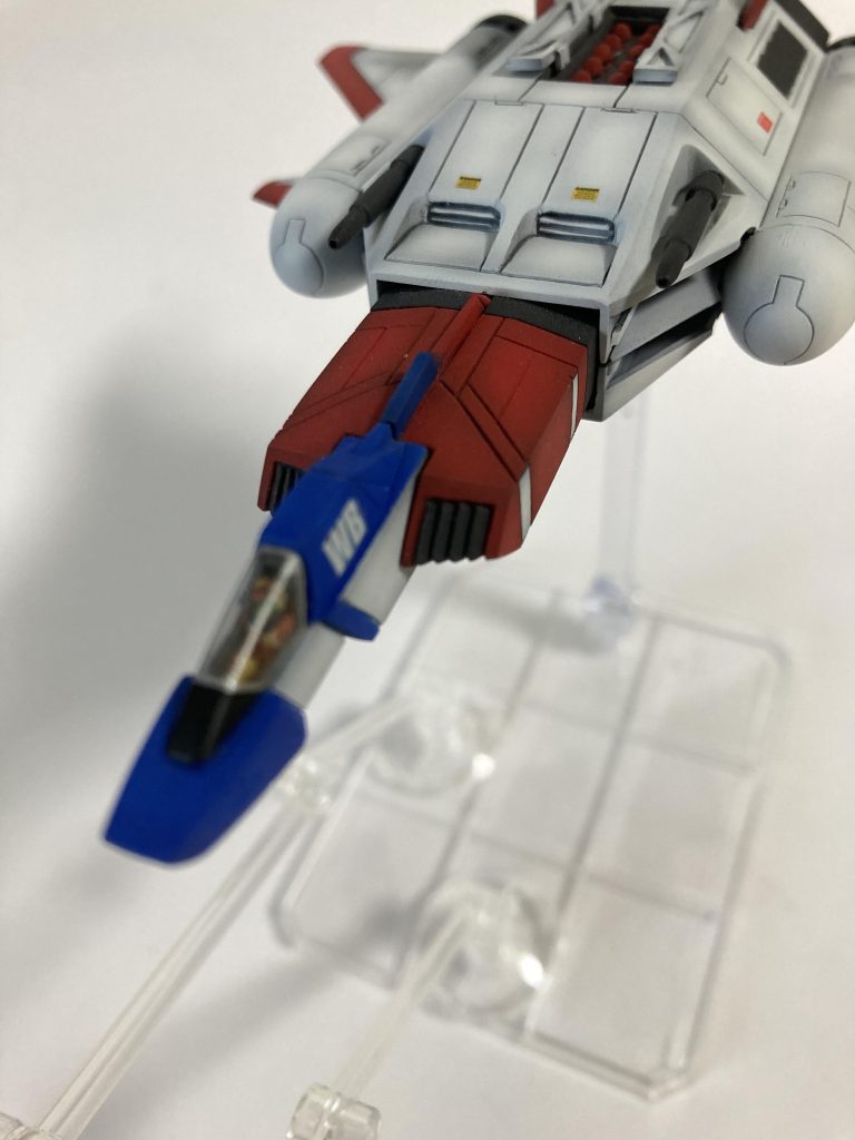 コアファイターの両肩(他に表現が思いつかない…)のインテークは最近のデザインに加工内部にパテを詰めて斜めに削り、インテークのジャバラは掘りました