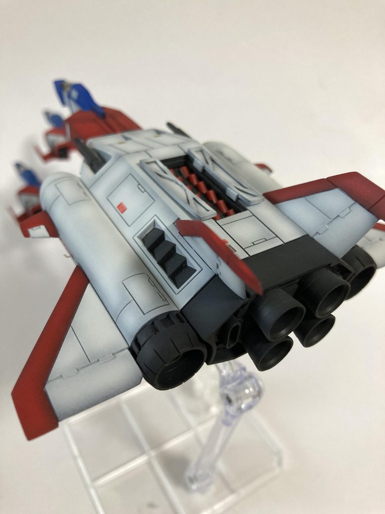 ウイングは航空機らしくエッジを削り、薄く見えるように加工しました