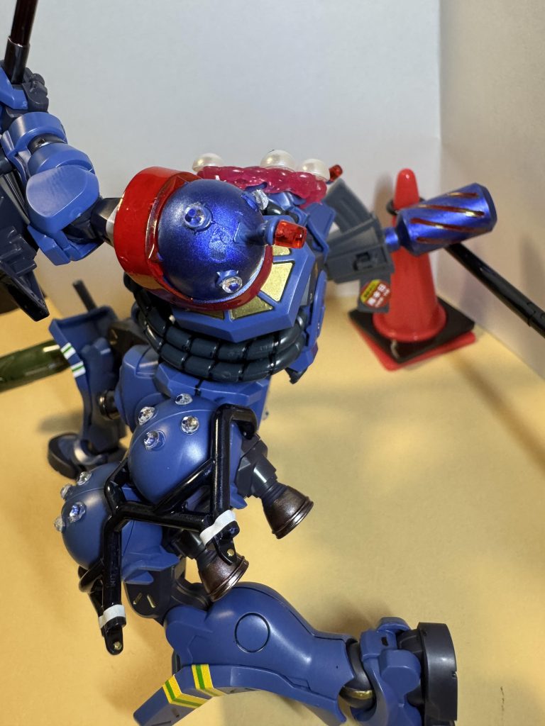 太もも部分にゴミ袋を下げることができるフレームバー付属 型のショルダーも万博仕様のカラーリング