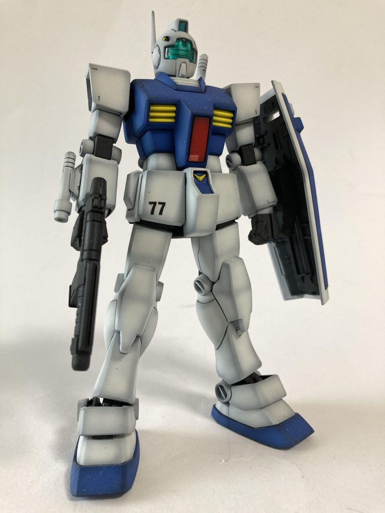 右腕には彼が考案したビームサーベルホルダーを装備後のビームトンファーの原型となった