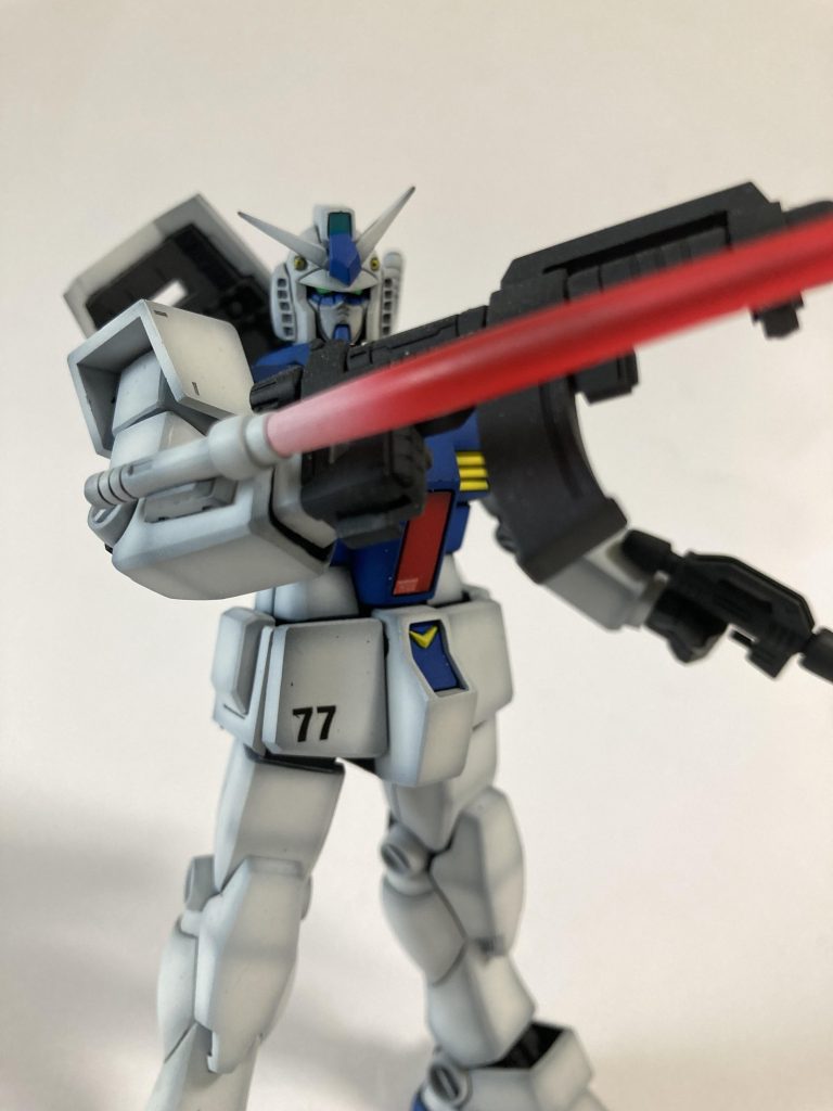 右腕のサーベルは武器破壊狙いの攻撃を防ぐ防御装備であったが、意外にも使い勝手が良く、斬撃を繰り出す時間の短縮にも繋がり、正式な装備になっていった