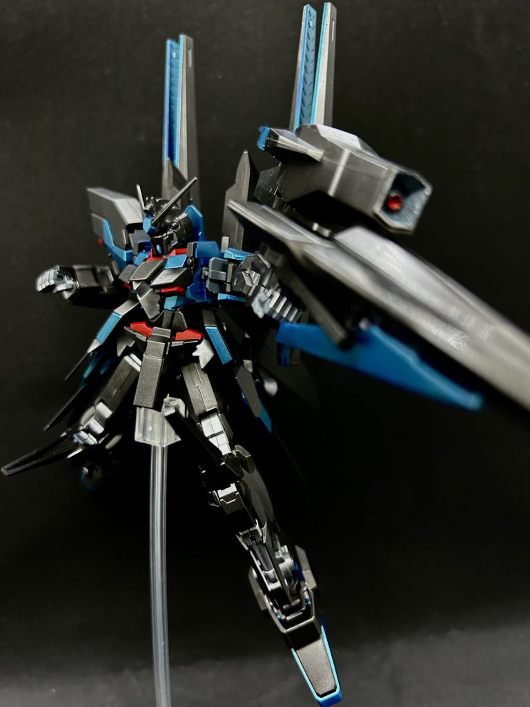 どこかで見覚えのある人もいるかも知れないカラーリング。デルタカイは昔から好きで、Gジェネで初めて見てからいつか作ってみたいと思っていました。