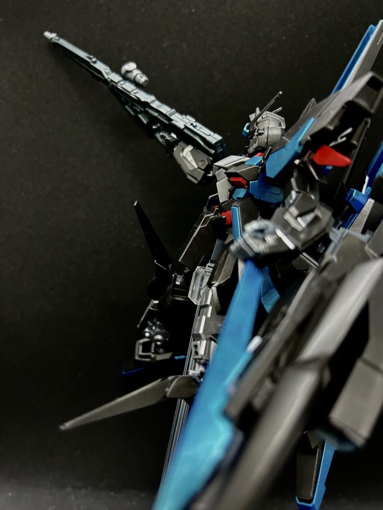 元が白い機体だから塗った後のイメージがずいぶん変わりました。使用した塗料はMr.colourセミグロスブラックスーパーチタン2スーパーアイアン2ムーンストーンパール青竹色Gaiaカラー蛍光ブルーグリーンCYTADELMEPHISTON RED黒はセミグロスブラックとスーパーアイアン2を1:1シルバーはスーパーチタン2とムーンストーンパールとスーパーアイアンを適当に調色しました。ライフルは青竹色に余ったセミグロスとアイアンを足して作りました。なんか緑っぽくていい感じです。