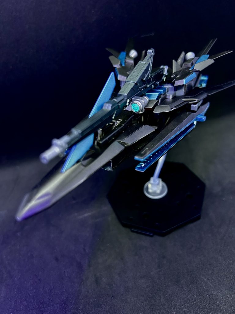 やはりデルタといえばウェイブライダー形態。これが見たかった!センサーにカスタマイズマテリアル(3Dレンズシール2)をつけて蛍光ブルーグリーンを塗ってあります。最初の画像で頭部センサーも光ってます。